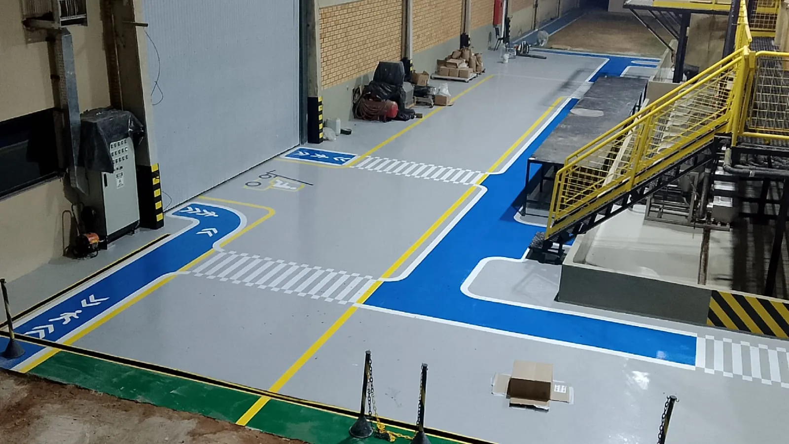 Demarcação de fluxo + piso resinado